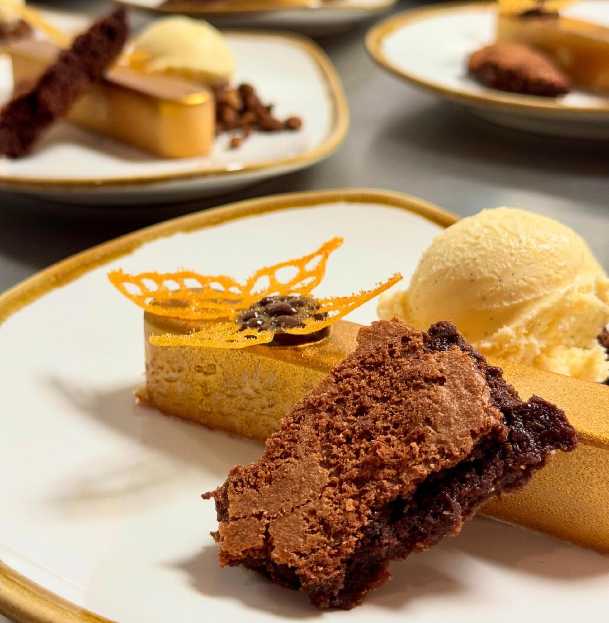 Eilandhotel Texel De Cocksdorp  Exterior photo A chocolate dessert