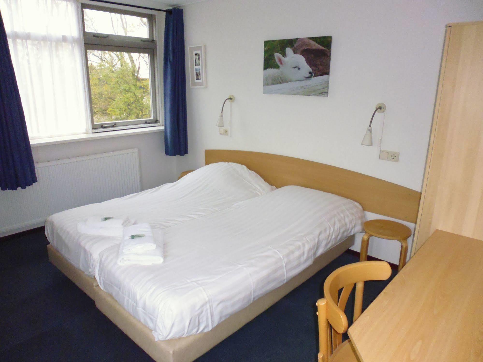 Eilandhotel Texel De Cocksdorp  Exterior photo A room at the hotel